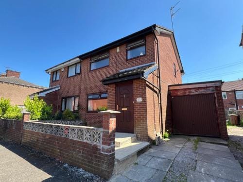 Well-Located 3BR Escape Near Lidl & Costco Hotel in Manchester