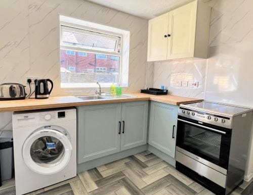 Well-Located 3BR Escape Near Lidl & Costco Hotel in Manchester