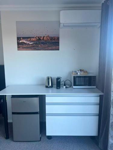 Lake view, private access room & private Bathroom Hotel in Hamilton