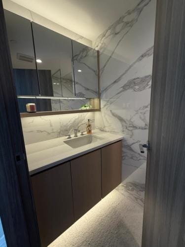 Private Room in a Three-Bedroom Penthouse in Surrey Hotel in Surrey