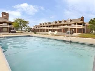 Red Roof Inn & Suites Marysville Hotel in Ohio