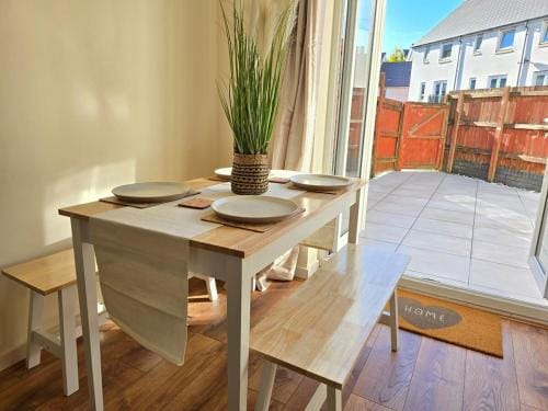 Family 4-Bed Retreat by Swansea Waterfront Hotel in Wales