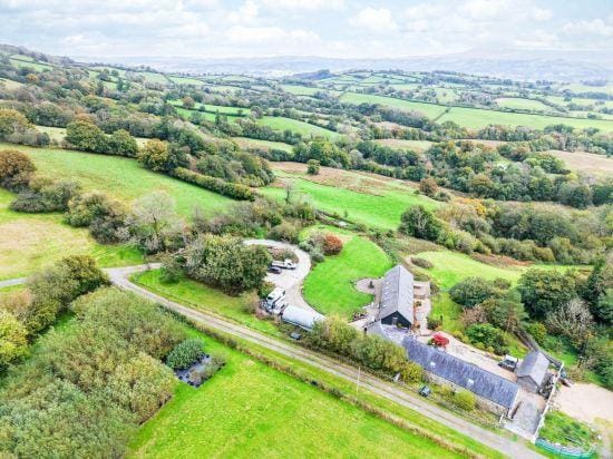 West Barn - 2 Bedroom Cottage - Llandeilo Hotel in Wales