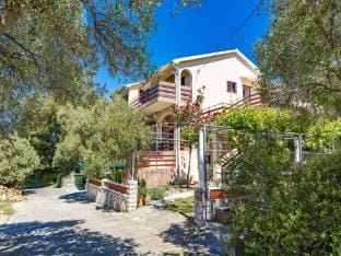 Holiday Home on Beach with Waterfront Views Hotel in Supetarska Draga
