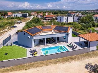 Villa with Private Illuminated Pool Hotel in Pula