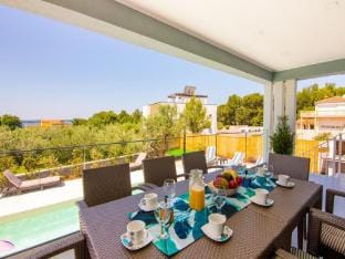 Villa with Pool and Sea View in Fazana - Horizont Hotel in Fažana