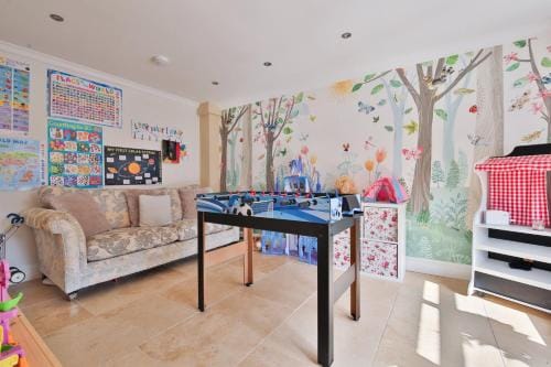 Modern 5-Bed Retreat with Parking Hotel in Wales