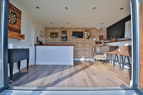 Modern 5-Bed Retreat with Parking Hotel in Wales