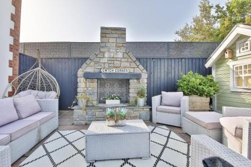 Modern 5-Bed Retreat with Parking Hotel in Wales
