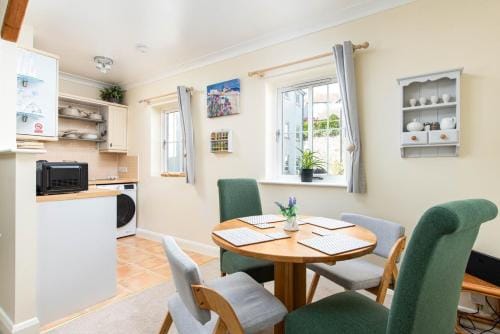 Seaside 2-Bed with Private Parking, Portishead Hotel in Portishead