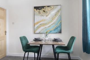 The Bath Road Hideaway - A First Floor One Bed Apartment Hotel in Cheltenham