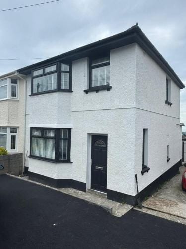 Comfortable 2-Bed Home near Swansea Bay Hotel in Wales