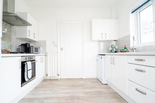Coastal 4-Bed Family Retreat in Sandbanks Hotel in Poole