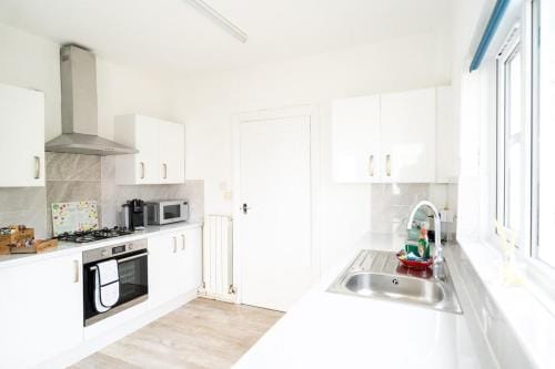 Coastal 4-Bed Family Retreat in Sandbanks Hotel in Poole
