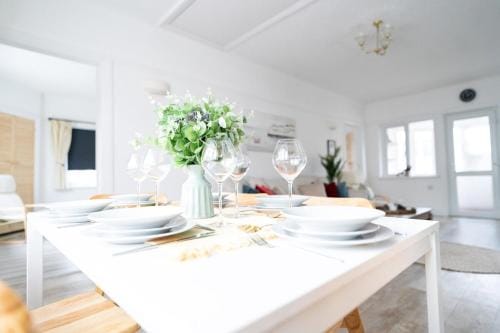 Coastal 4-Bed Family Retreat in Sandbanks Hotel in Poole