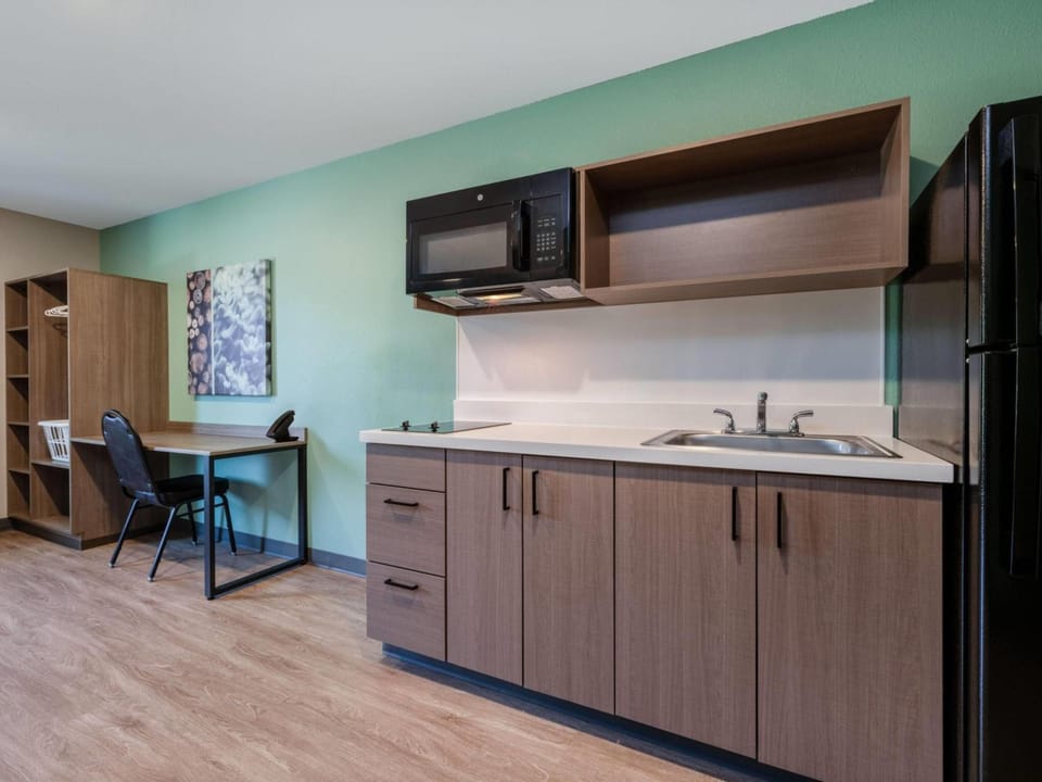 ECHO Suites Extended Stay by Wyndham Springfield Airport PLZ Hotel in Springfield