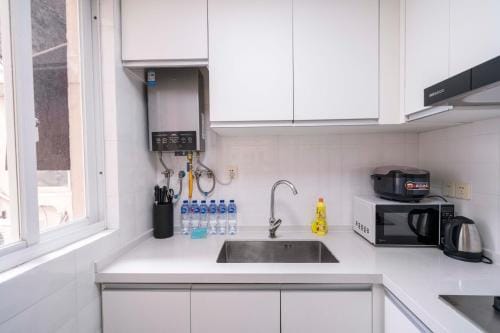 Tyms Premium 3BR 2BA APT Xujiahui Shiye Apartment Hotel in Shanghai