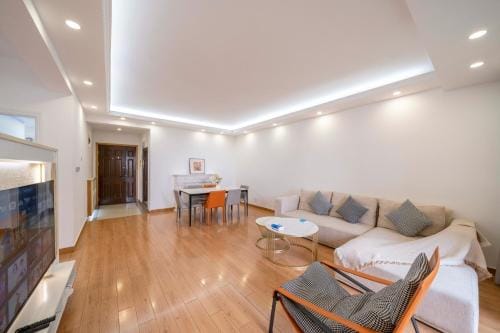 Tyms Elegant 3BR 2BA APT Gubei Royal Garden Hotel in Shanghai