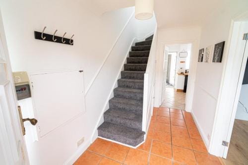 Relaxing 3-Bed Family Stay in Basingstoke Hotel in Basingstoke