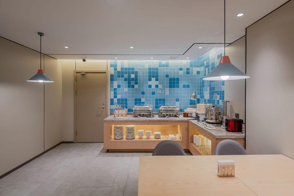 Home Inn Neo Shanghai Caohejing Hongmei Road Subway Station Hotel in Shanghai