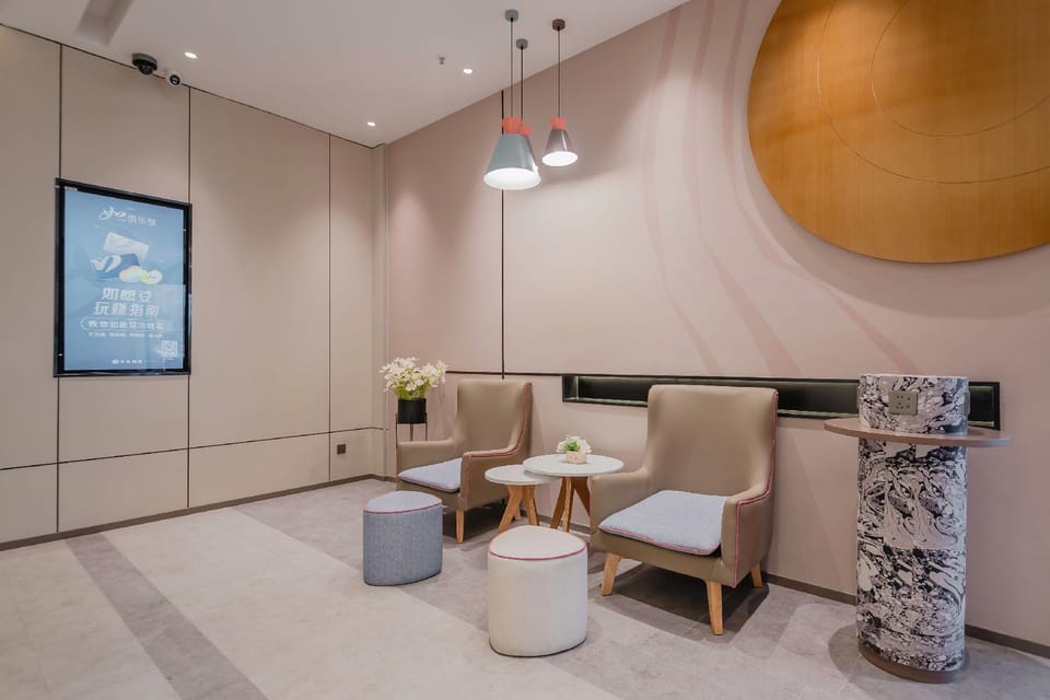 Home Inn Neo Shanghai Caohejing Hongmei Road Subway Station Hotel in Shanghai
