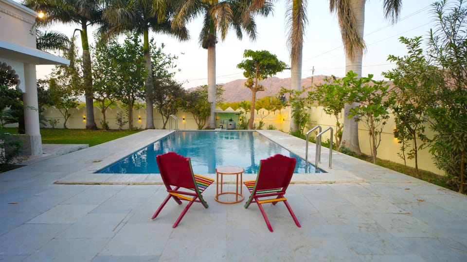 Swimming pool [outdoor]