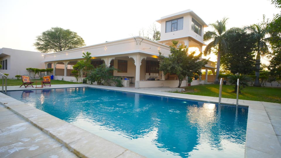 Swimming pool [outdoor]