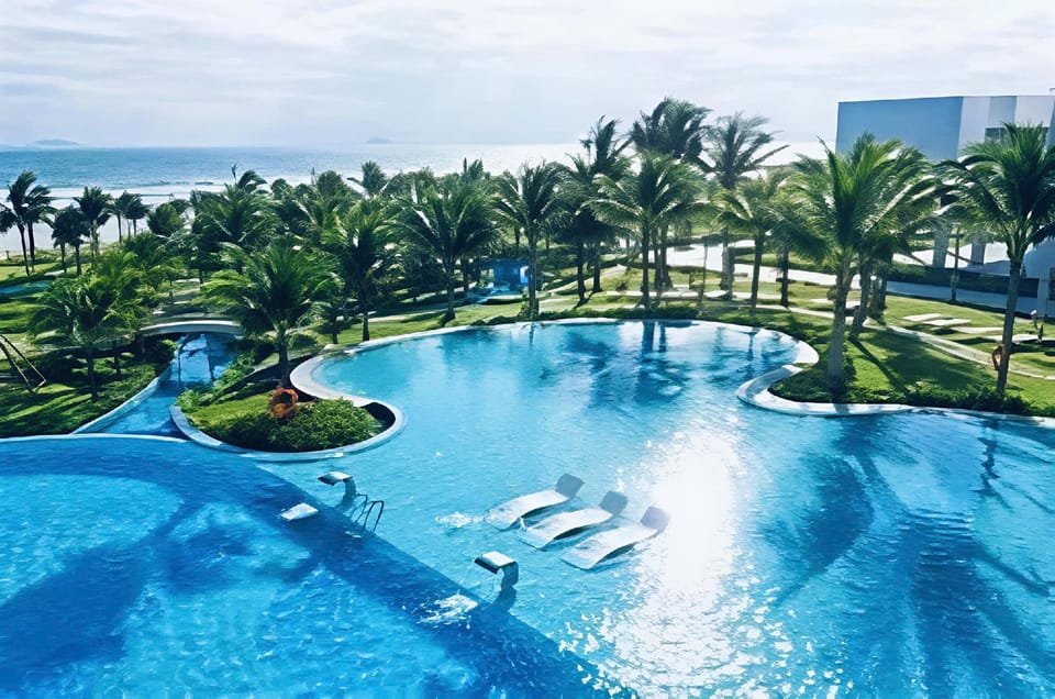 Swimming pool [outdoor]