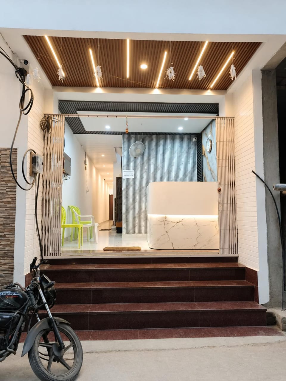Goroomgo Shekhar Palace Varanasi Hotel in Varanasi