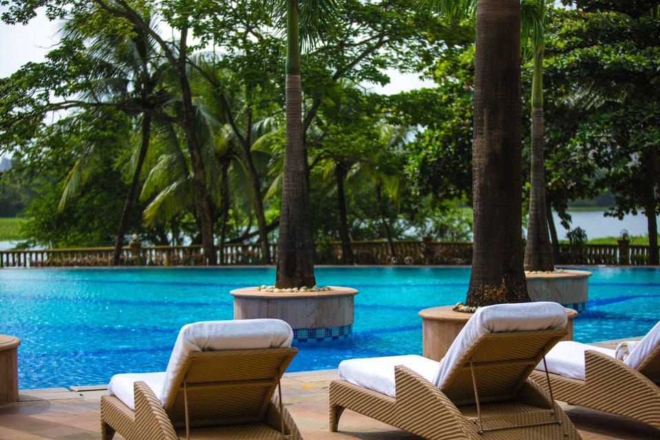 Swimming pool [outdoor]