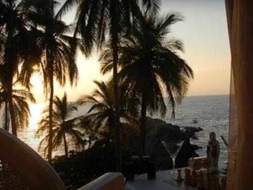 Cocos Camp Hotel in Acapulco
