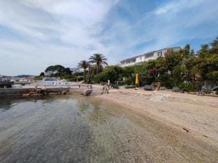 Apartment in Supetarska Draga by the Beach Hotel in Supetarska Draga