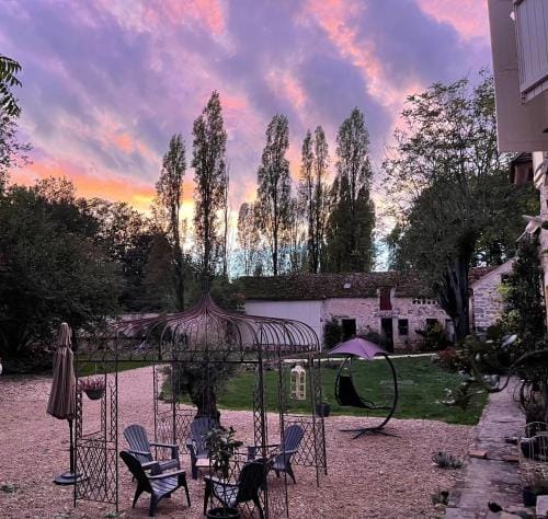 Le petit jardin du Coudray Hotel in Île-de-France