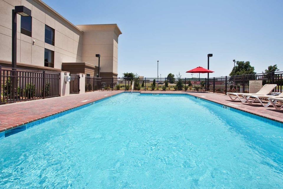 Swimming pool [outdoor]