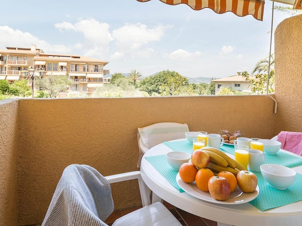 Amandine 2p6p Balcony Saturday arrival Hotel in Saint-Tropez