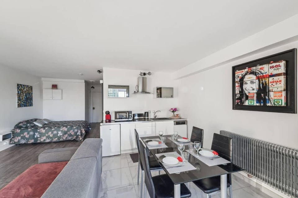 Spacious studio balcony -La D  fense-Bail Mobilit Hotel in Puteaux