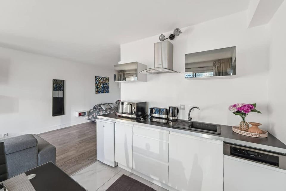 Spacious studio balcony -La D  fense-Bail Mobilit Hotel in Puteaux