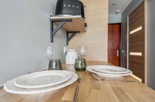 Charming 2P studio near Trocad  ro   Eiffel Tower Hotel in Paris