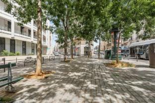 Charming 2P studio near Trocad  ro   Eiffel Tower Hotel in Paris