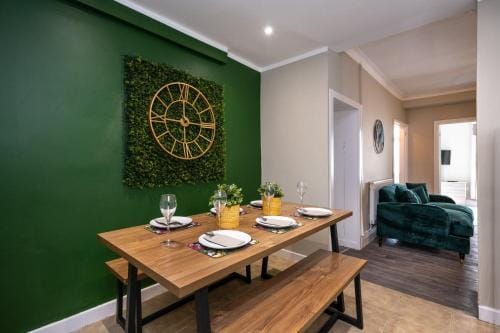 Comfortable 4-Bed Home with Free Parking – Wales Hotel in Wales