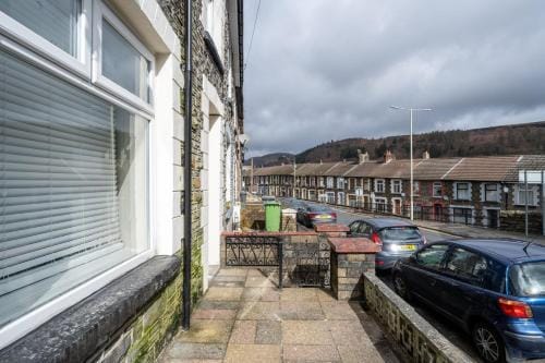Comfortable 4-Bed Home with Free Parking – Wales Hotel in Wales