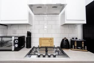 Cedar House - Telford - With Parking Hotel in Telford