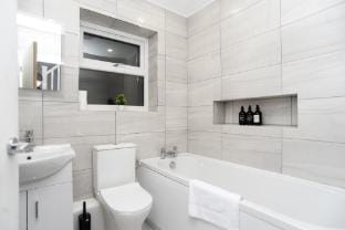 Cedar House - Telford - With Parking Hotel in Telford