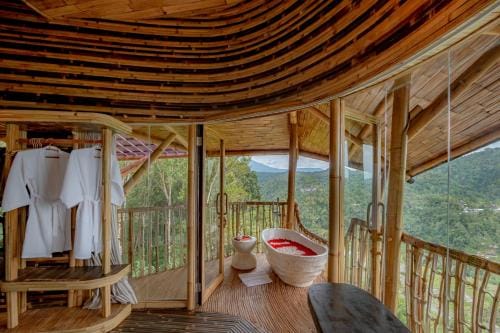 3 Bdr - The Dream Cliffside Bamboo Villa By Avana Treehouse in Sidemen