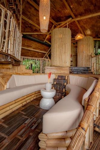 3 Bdr - The Dream Cliffside Bamboo Villa By Avana Treehouse in Sidemen