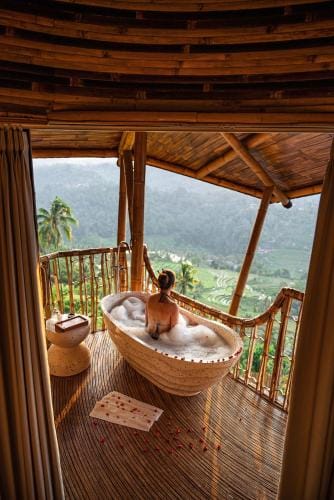 3 Bdr - The Dream Cliffside Bamboo Villa By Avana Treehouse in Sidemen