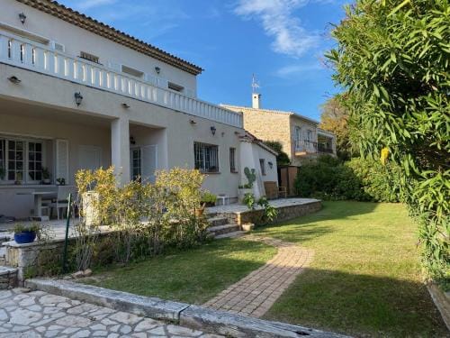 villa de charme Saint Raphael proche centre Hotel in Saint-Raphael