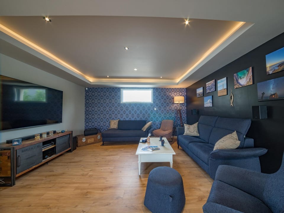 Villa with swimming pool and spa near the sea Hotel in Ploudalmézeau