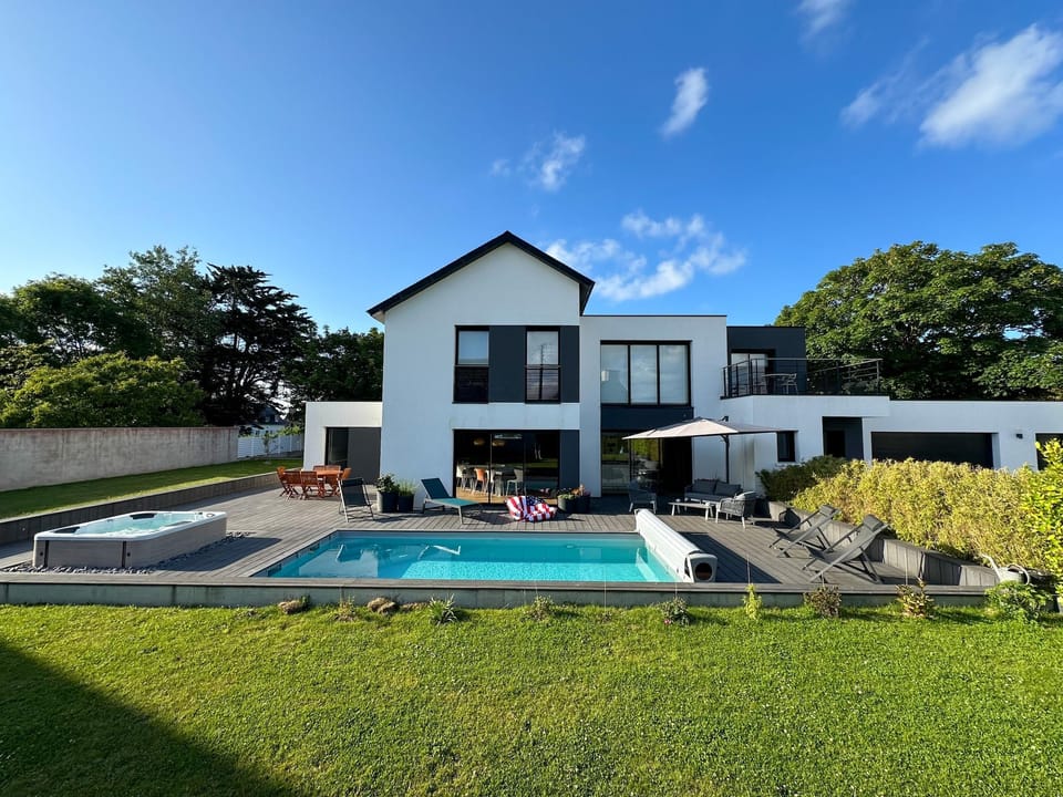 Villa with swimming pool and spa near the sea Hotel in Ploudalmézeau