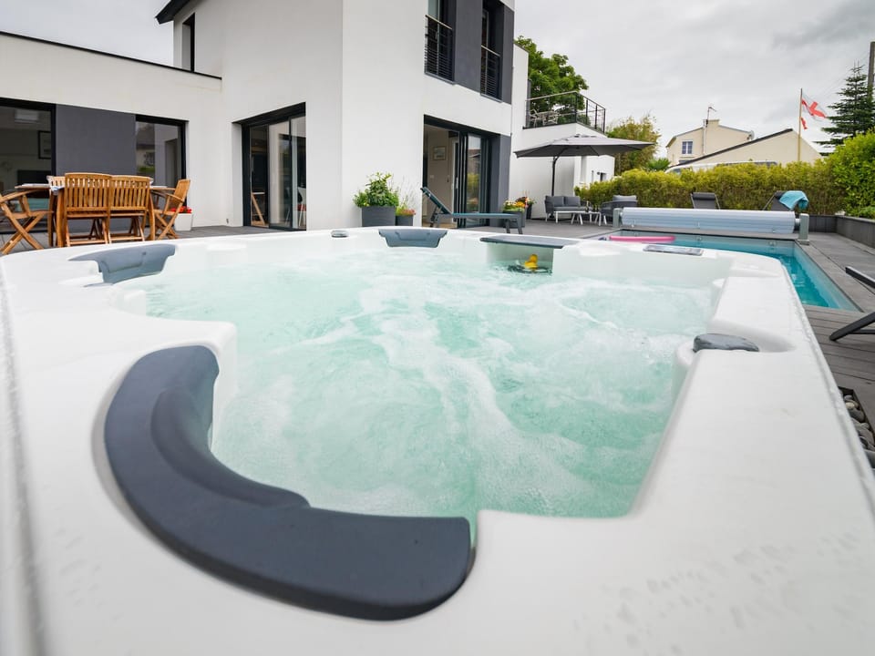 Villa with swimming pool and spa near the sea Hotel in Ploudalmézeau